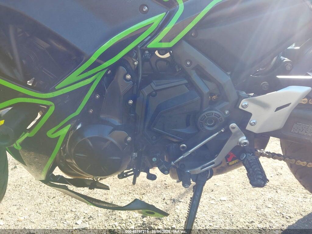 JKAEXEJ12HDA00461 2017 KAWASAKI EX650 photo no. 9