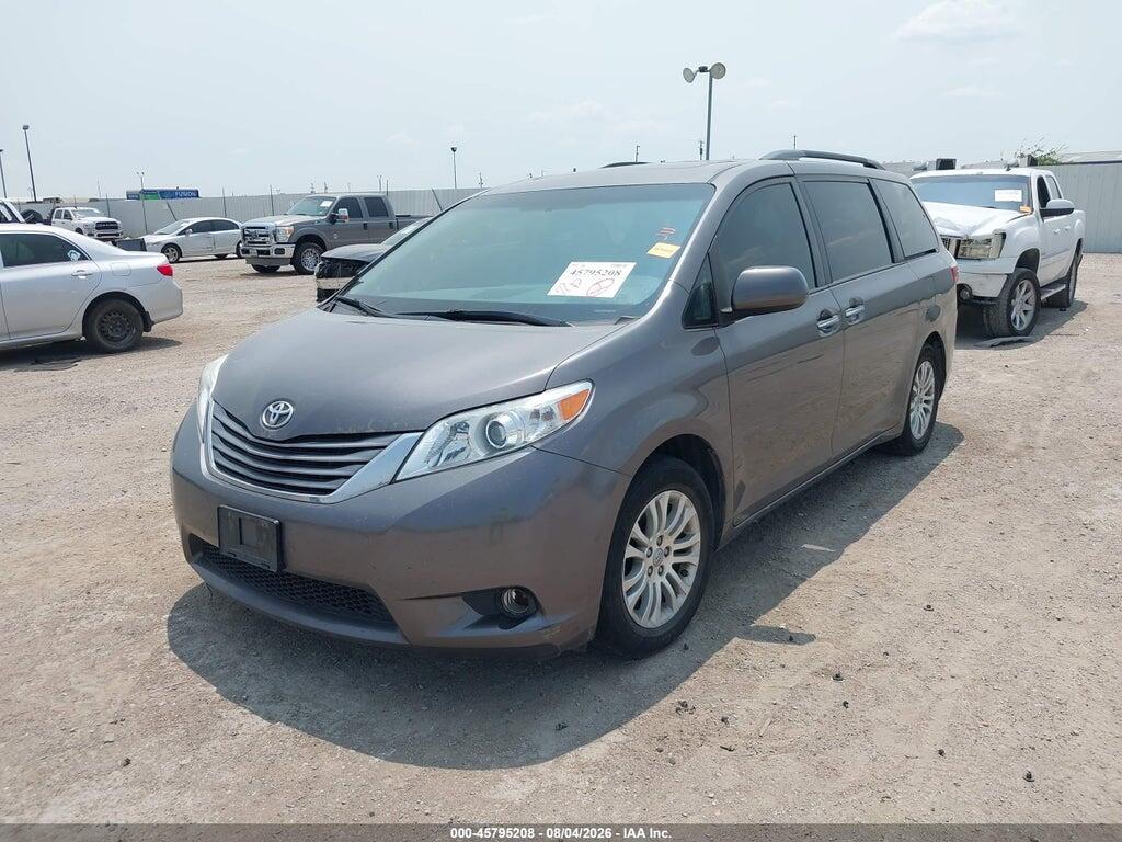 5TDYZ3DC9HS853035 2017 TOYOTA SIENNA photo no. 2