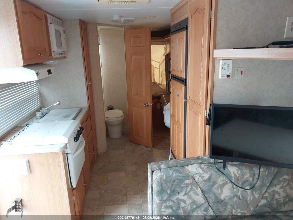 4X4TRLY205D086429 2005 FOREST RIVER 233 photo no. 7