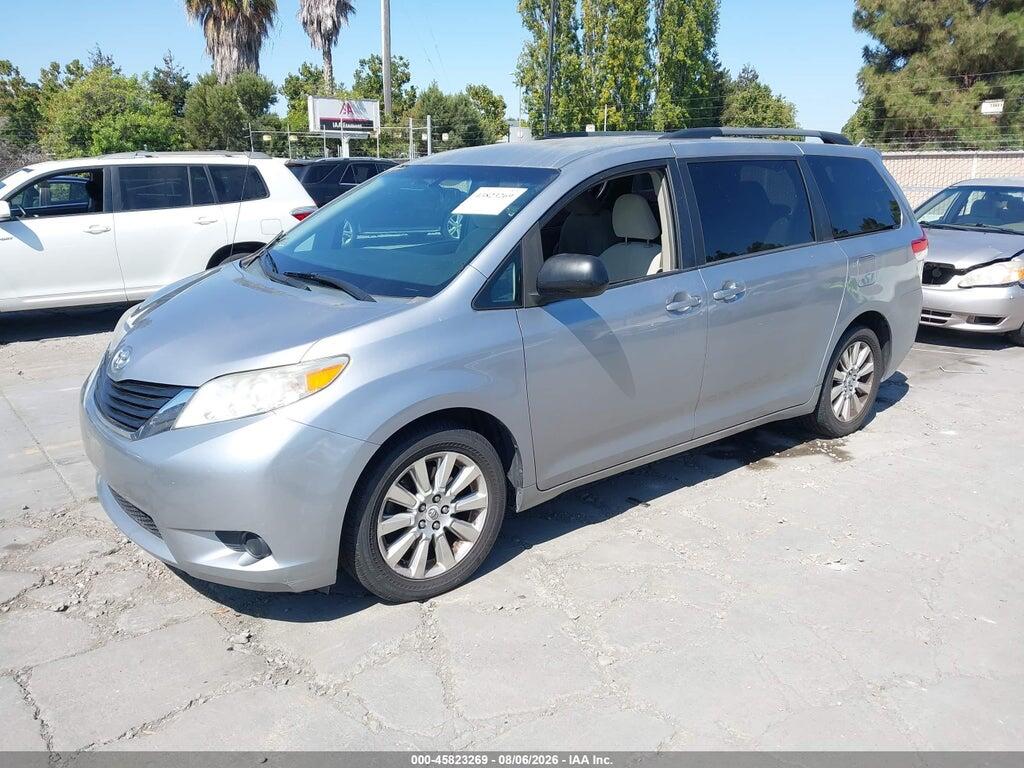 5TDJK3DC6BS004087 2011 TOYOTA SIENNA photo no. 2