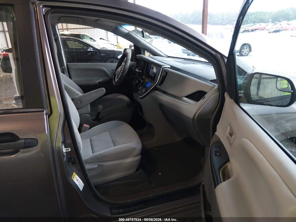 5TDZZ3DC6HS776418 2017 TOYOTA SIENNA photo no. 5