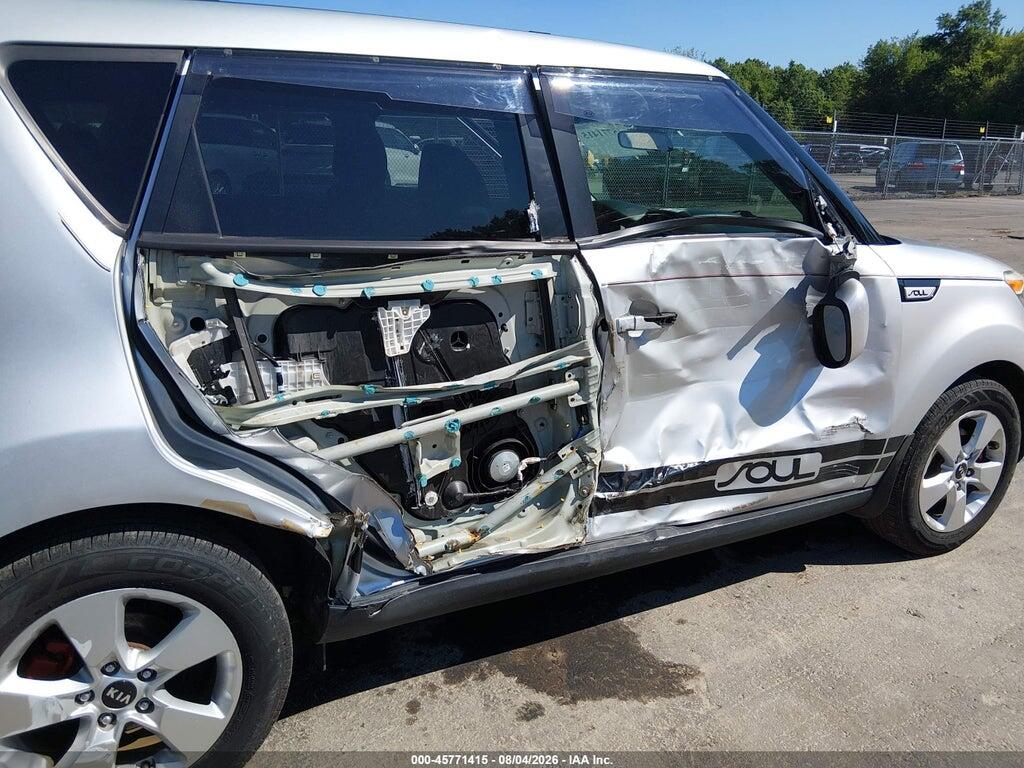 KNDJN2A25J7562986 2018 KIA SOUL photo no. 6