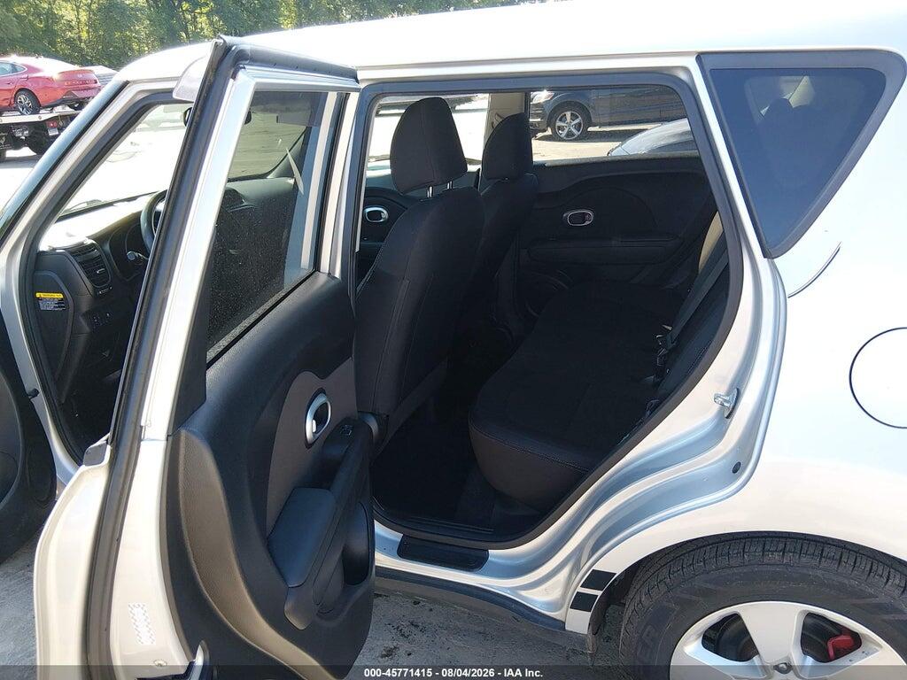 KNDJN2A25J7562986 2018 KIA SOUL photo no. 8