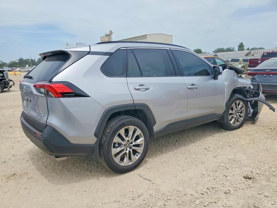 2025 TOYOTA RAV4 XLE PREMIUM — Фото 3 из 12