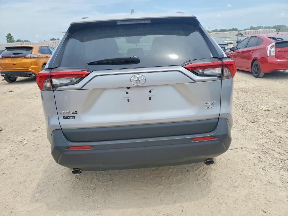 2025 TOYOTA RAV4 XLE PREMIUM — Фото 6 из 12