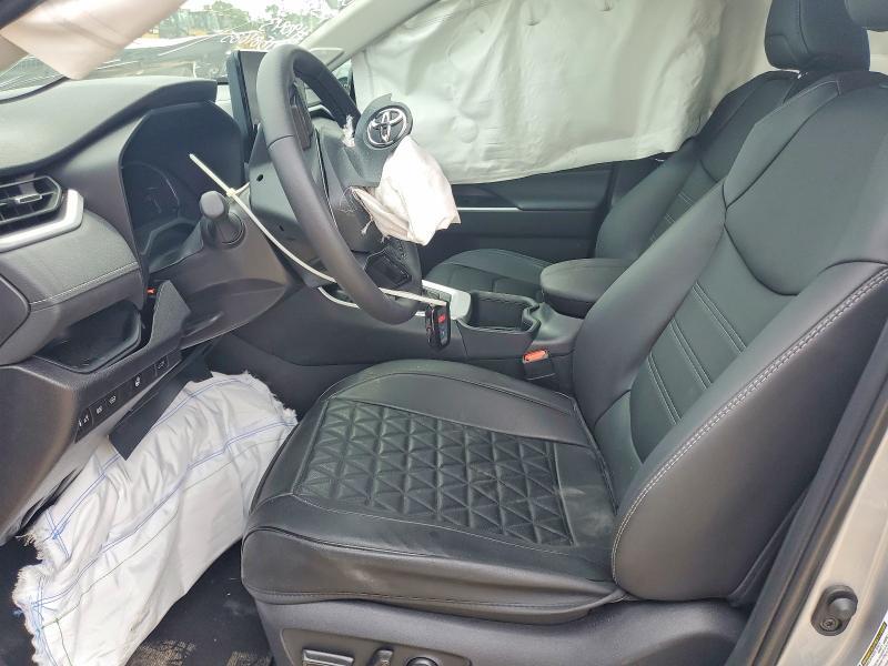 2025 TOYOTA RAV4 XLE PREMIUM — Фото 7 из 12
