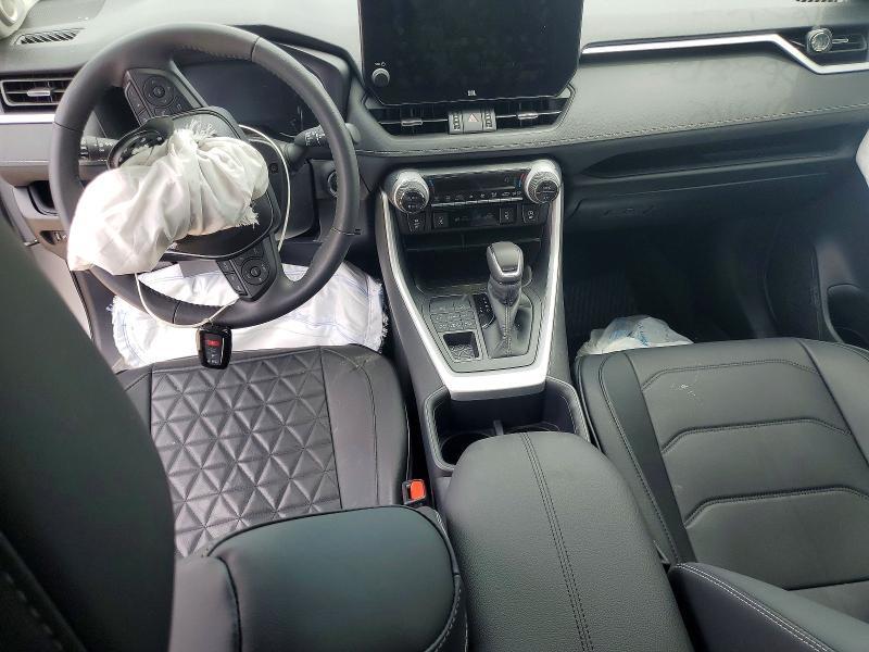 2025 TOYOTA RAV4 XLE PREMIUM — Фото 8 из 12