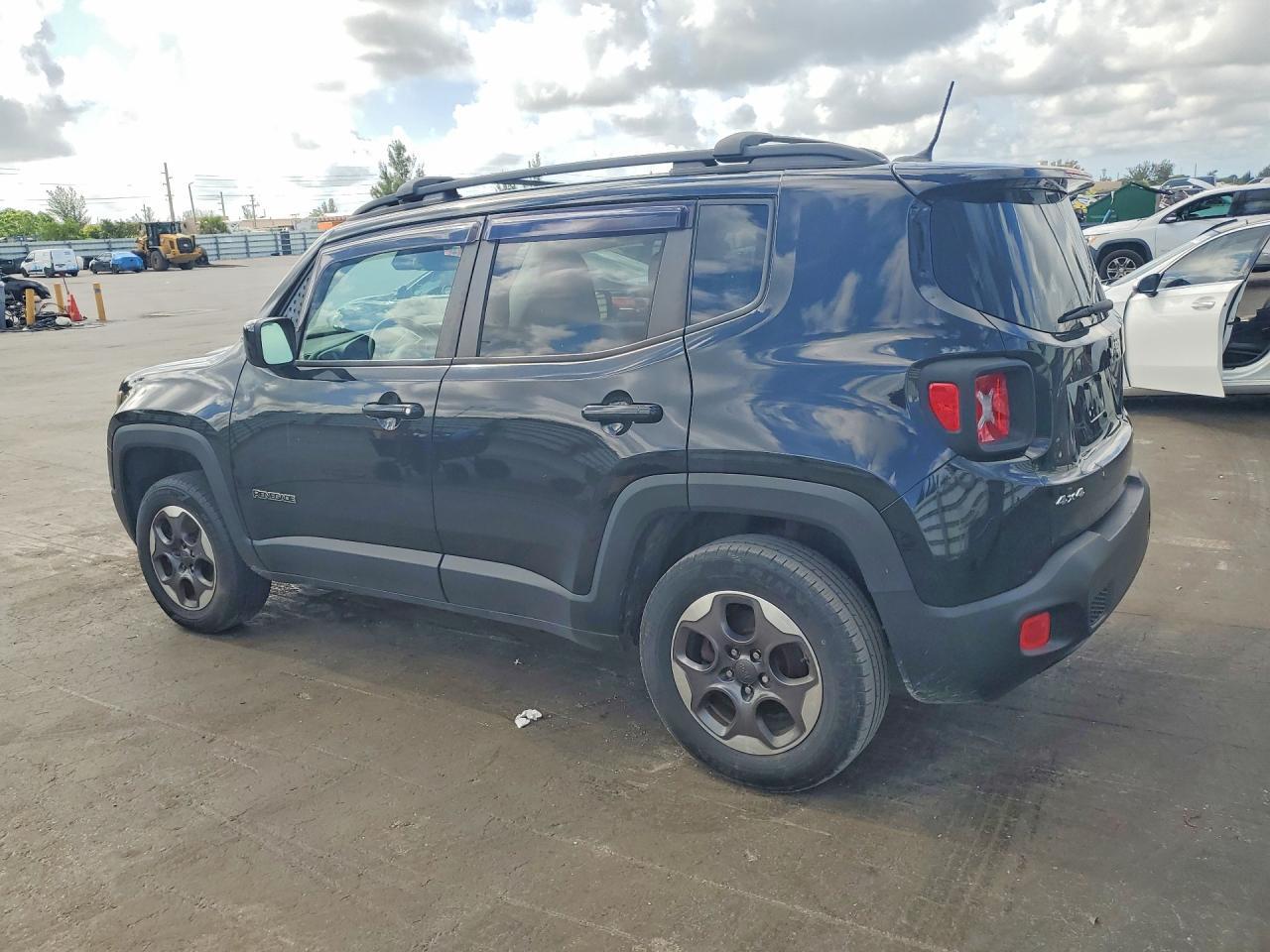 2016 JEEP RENEGADE LATITUDE — Фото 2 из 12