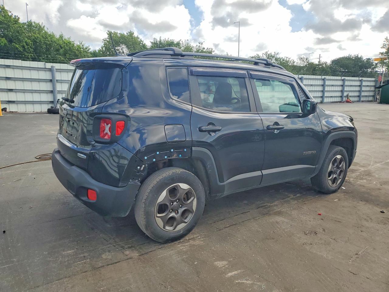 2016 JEEP RENEGADE LATITUDE — Фото 3 из 12