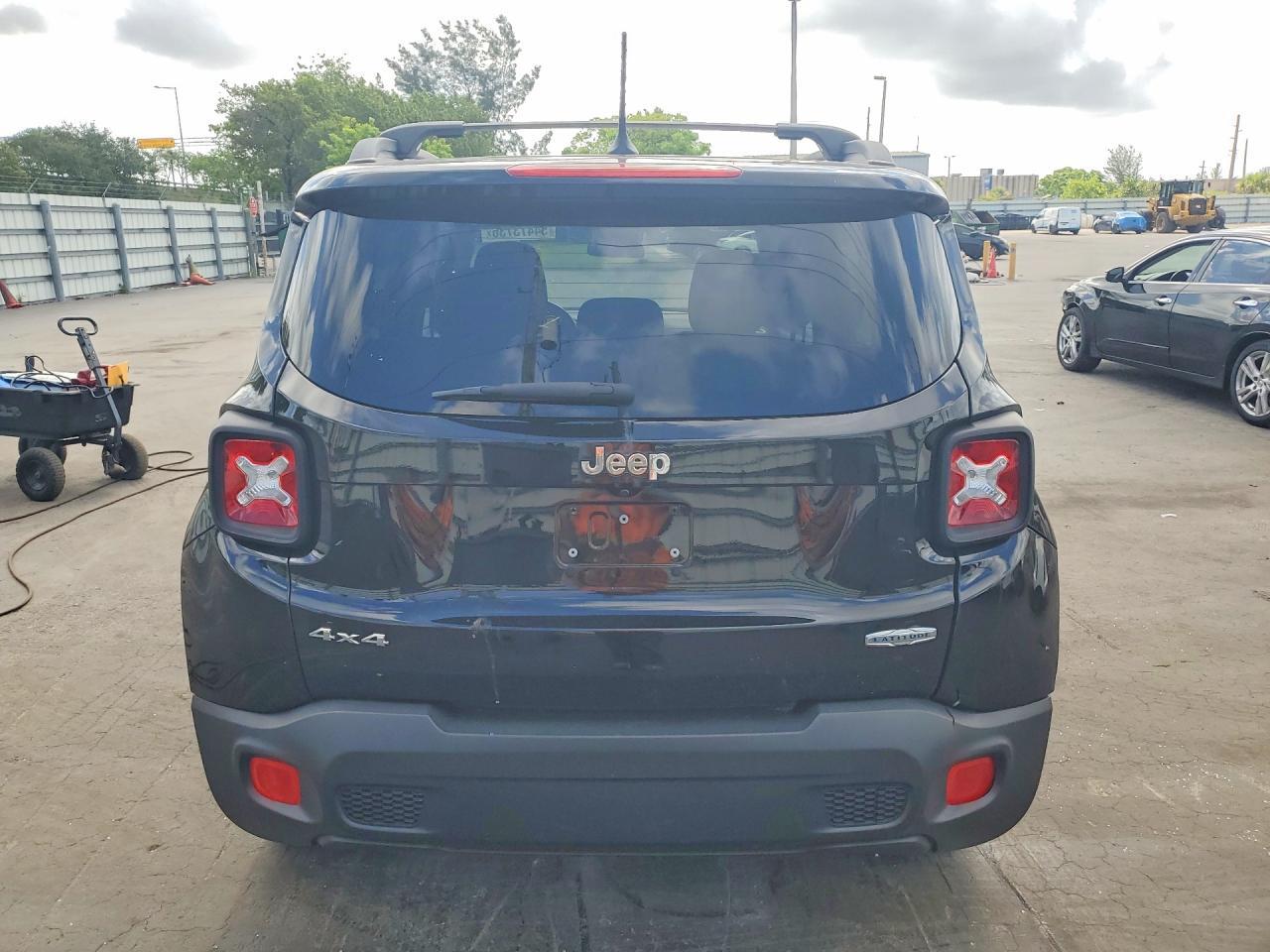 2016 JEEP RENEGADE LATITUDE — Фото 6 из 12