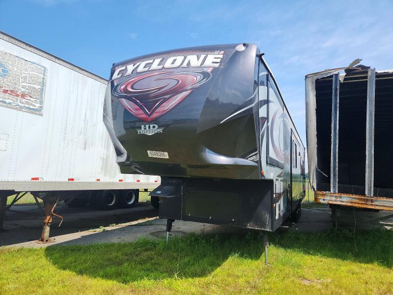 2015 HEARTLAND CYCLONE CAMPER — Фото 2 из 10