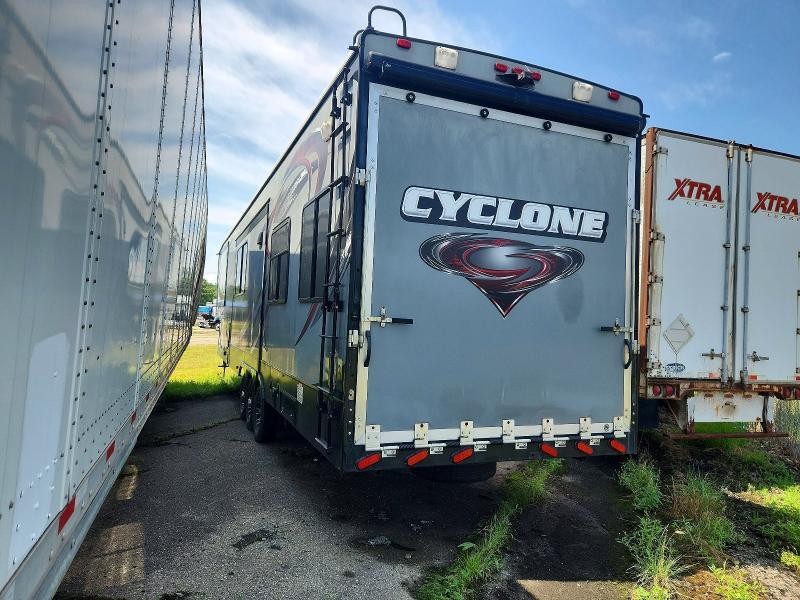 2015 HEARTLAND CYCLONE CAMPER — Фото 3 из 10