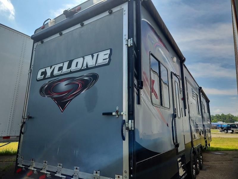 2015 HEARTLAND CYCLONE CAMPER — Фото 4 из 10