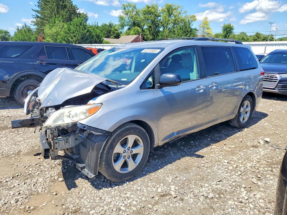 2011 TOYOTA SIENNA LE