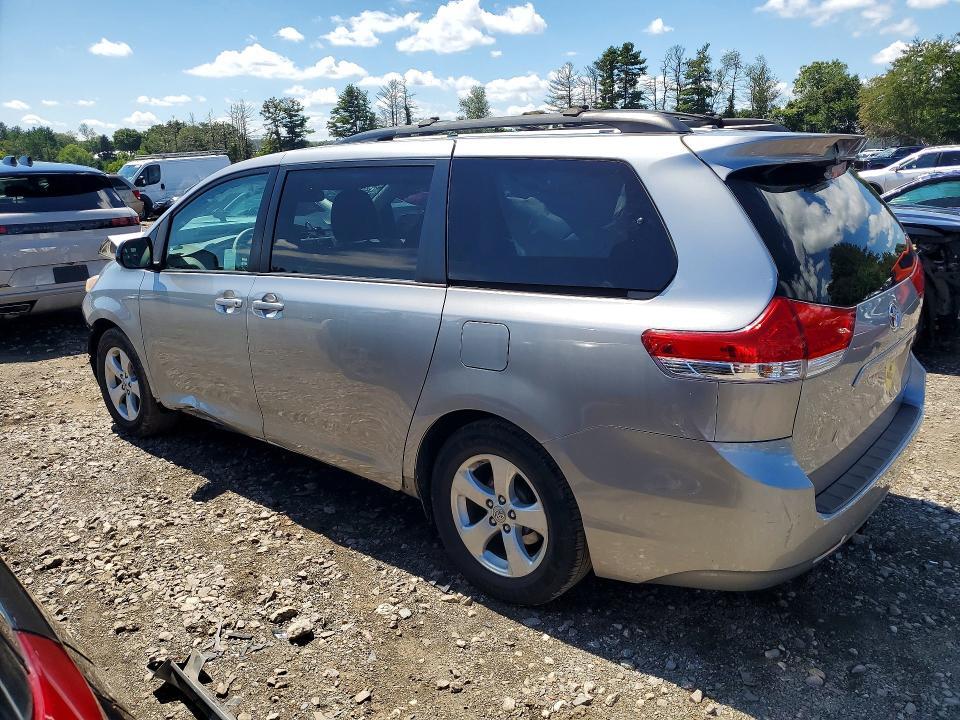 2011 TOYOTA SIENNA LE — Фото 2 из 13