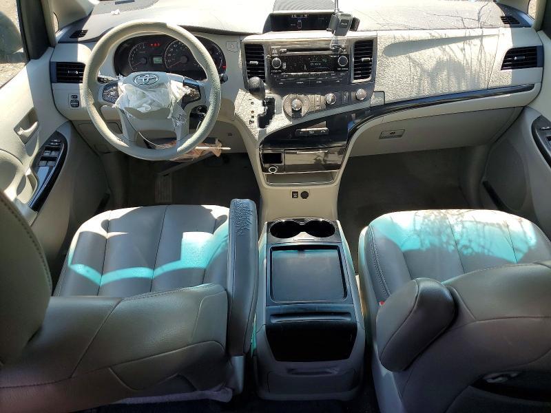 2011 TOYOTA SIENNA LE — Фото 8 из 13