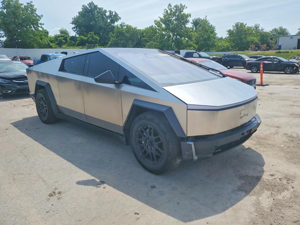 2025 TESLA CYBERTRUCK — Фото 4 из 12