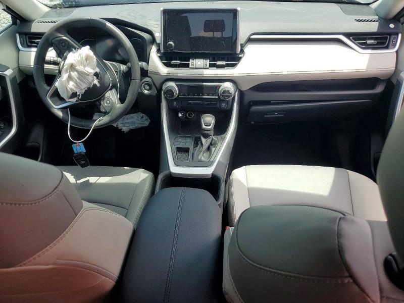 2023 TOYOTA RAV4 XLE PREMIUM — Фото 8 из 13