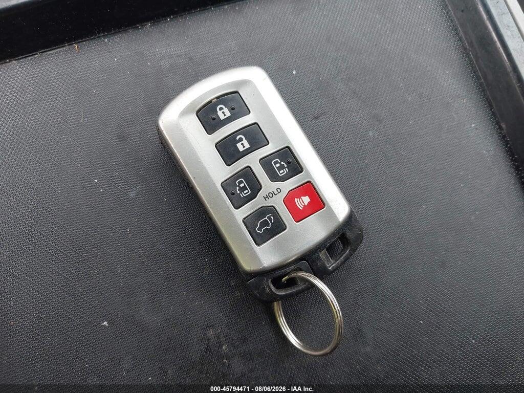 5TDDK3DC3BS006764 2011 TOYOTA SIENNA photo no. 11