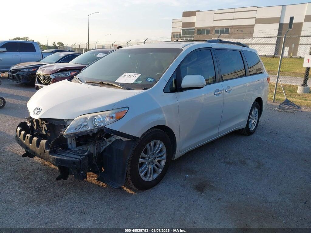 5TDYZ3DC9HS767501 2017 TOYOTA SIENNA photo no. 2
