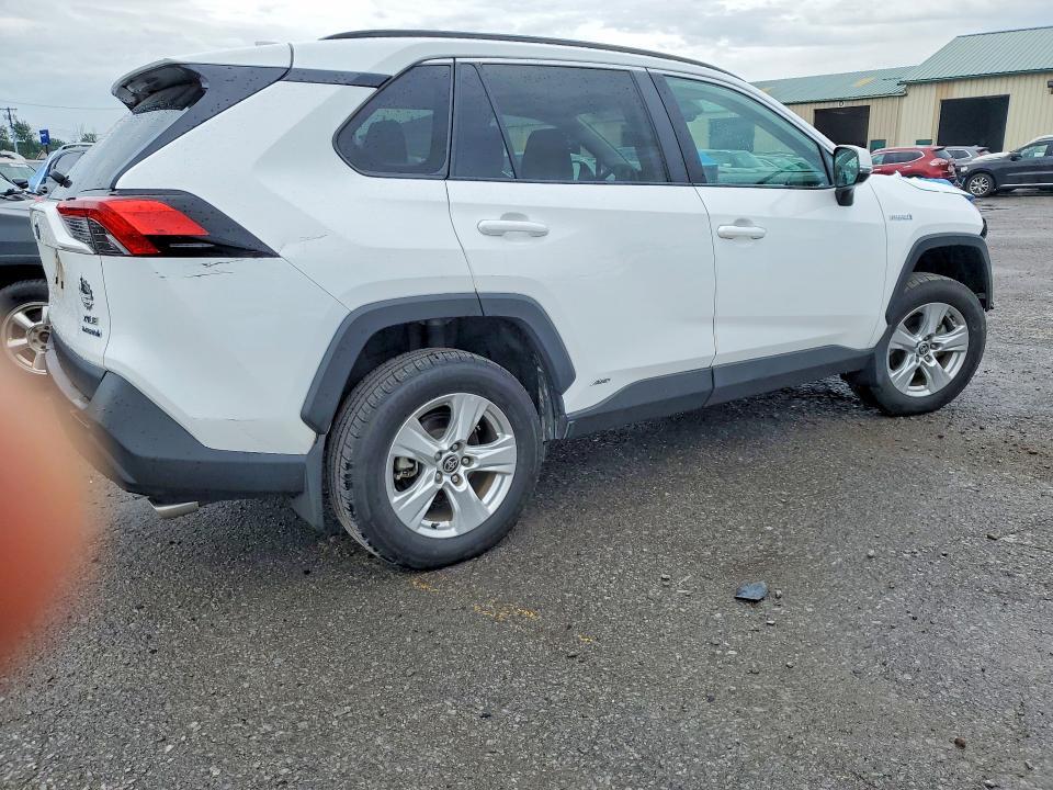2021 TOYOTA RAV4 XLE — Фото 3 из 14