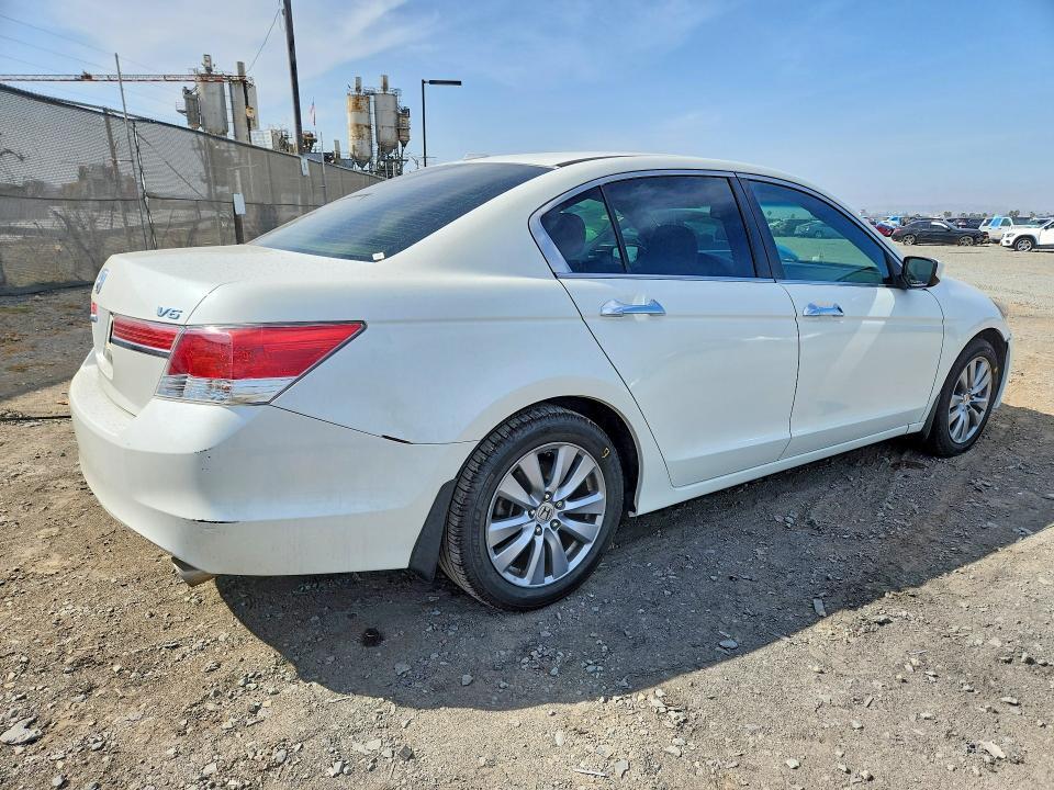 1HGCP3F84BA026123 2011 HONDA ACCORD photo no. 3