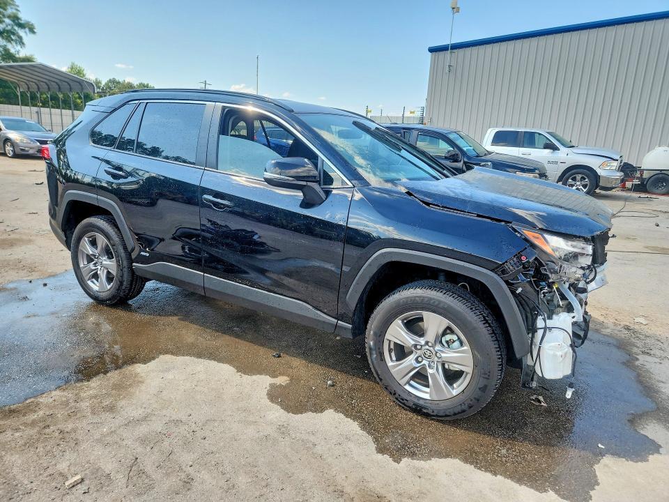 2025 TOYOTA RAV4 LE — Фото 4 из 14