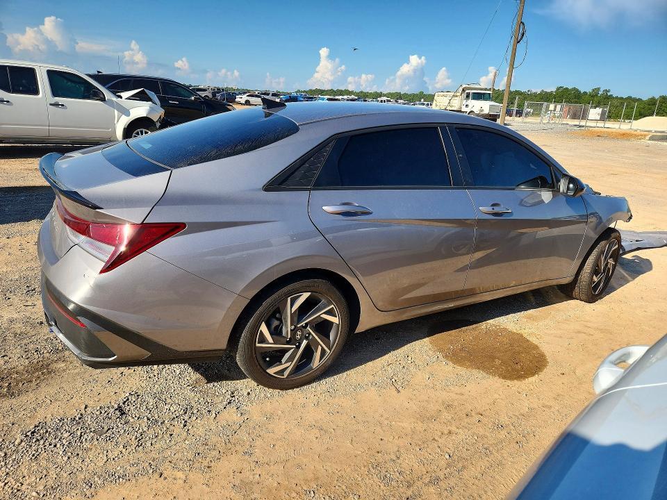 2025 HYUNDAI ELANTRA SEL SPORT — Фото 3 из 13