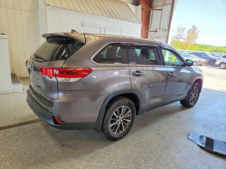 2019 TOYOTA HIGHLANDER XLE — Фото 3 из 13