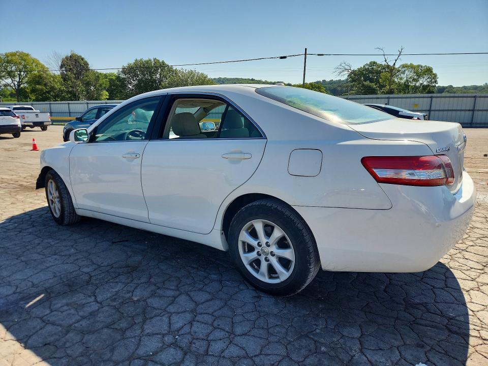 2010 TOYOTA CAMRY LE — Фото 2 из 13