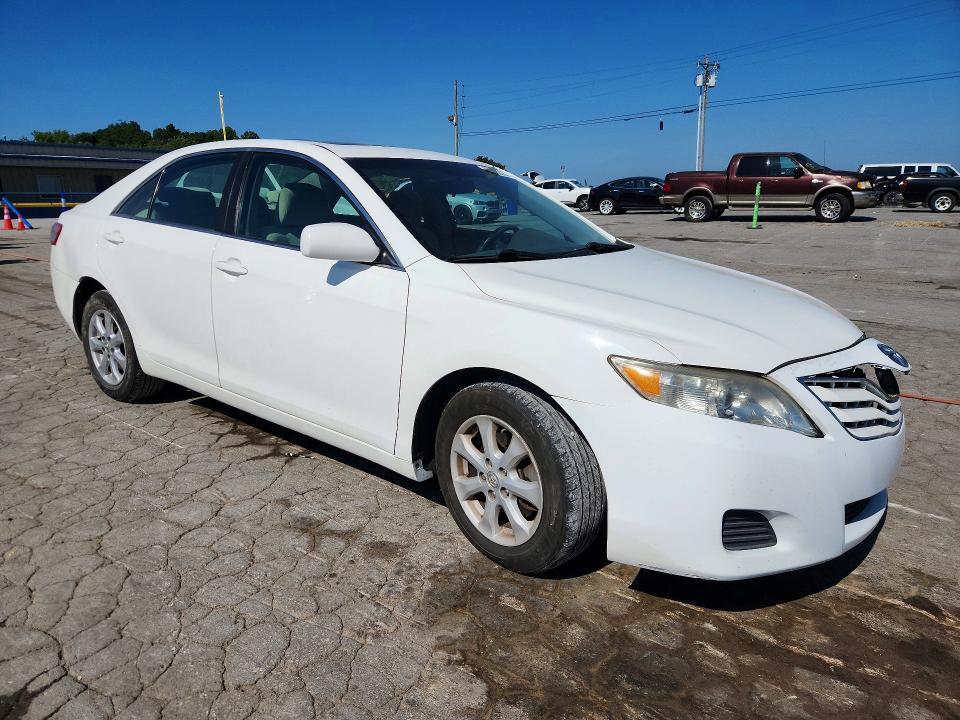 2010 TOYOTA CAMRY LE — Фото 4 из 13