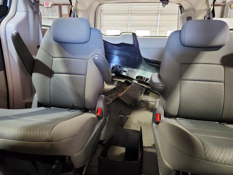 2010 CHRYSLER TOWN & COUNTRY — Фото 10 из 13