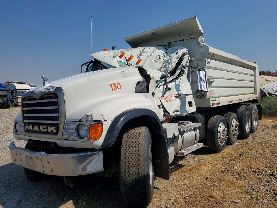 2007 MACK 700 1M2AG10C17M062912
