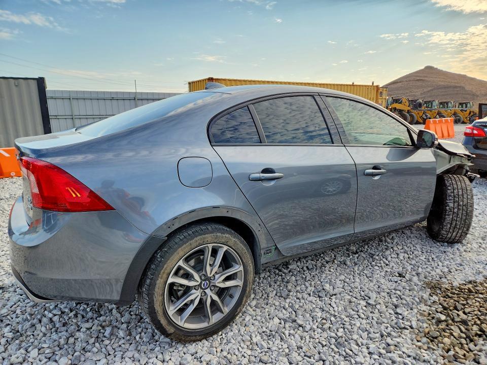 2016 VOLVO S60 CROSS COUNTRY T5 — Фото 3 из 13