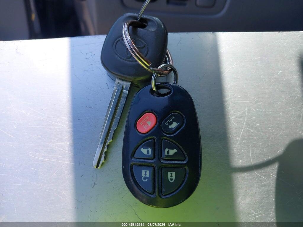 5TDYK4CC5AS332766 2010 TOYOTA SIENNA photo no. 11