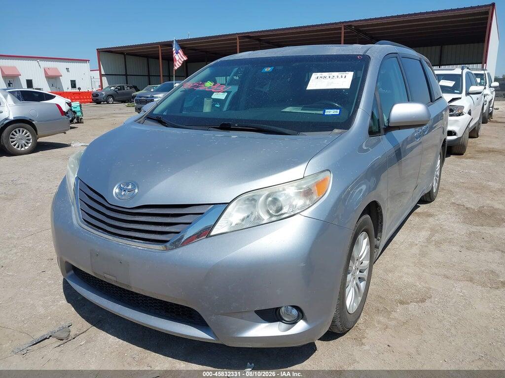 5TDYZ3DC1HS769145 2017 TOYOTA SIENNA photo no. 2
