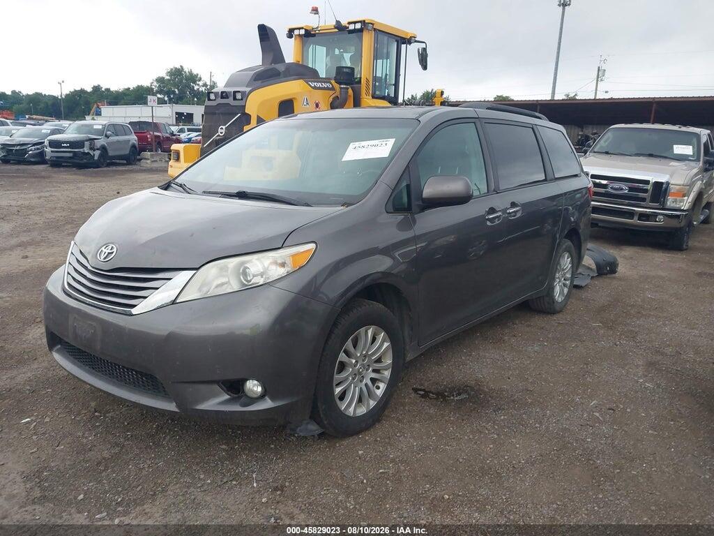 5TDYZ3DCXHS812669 2017 TOYOTA SIENNA photo no. 2