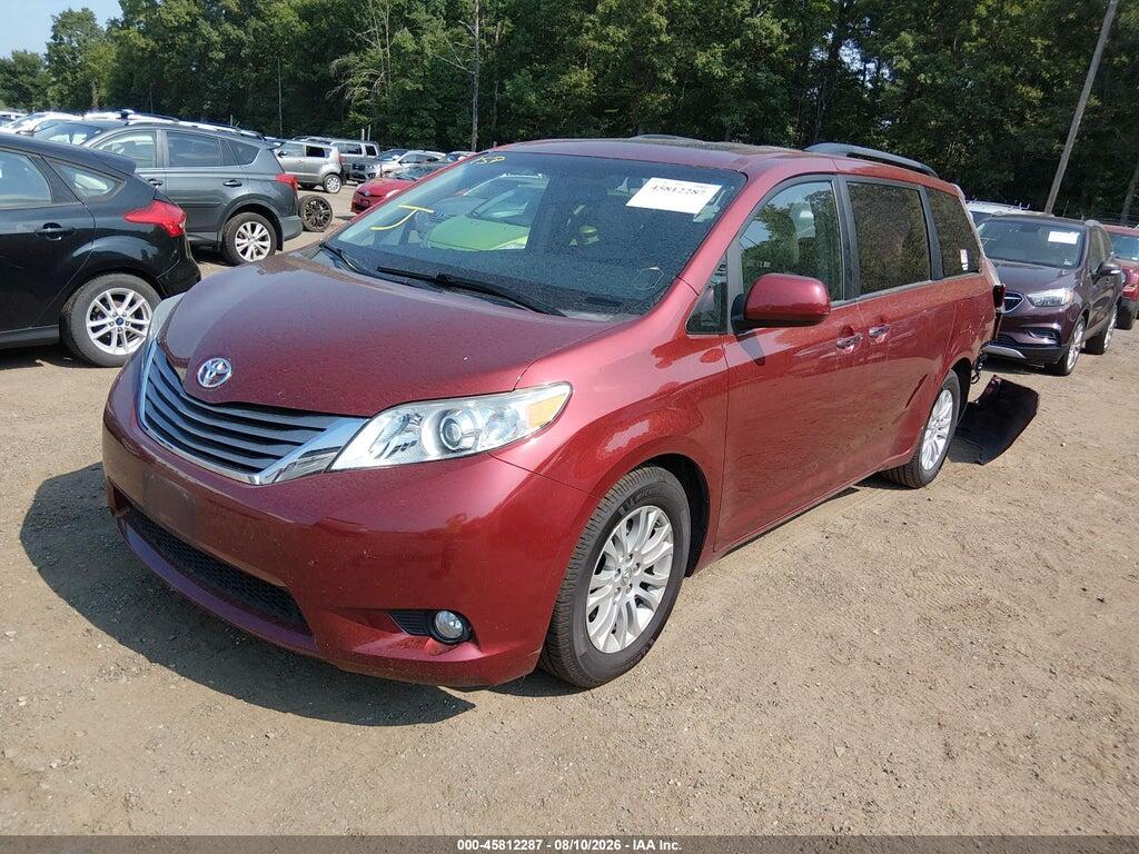 5TDYZ3DC0HS796241 2017 TOYOTA SIENNA photo no. 2