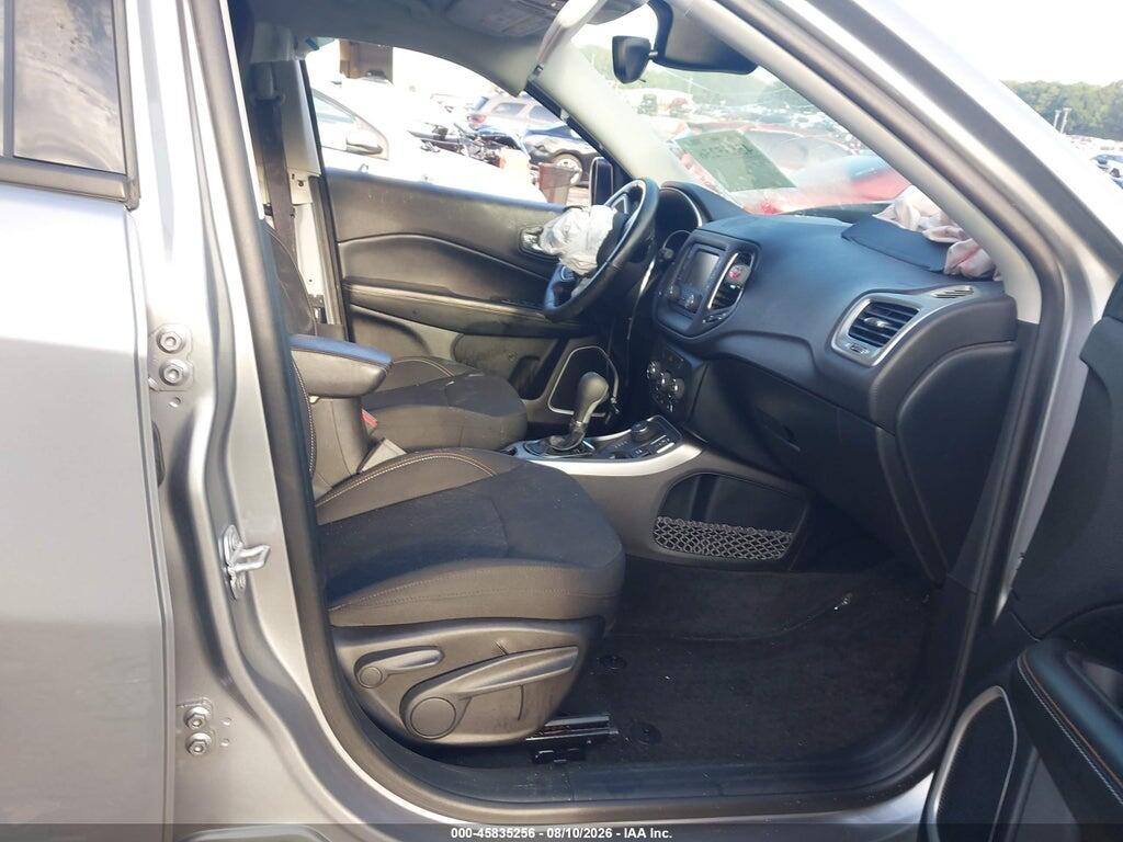 3C4NJDAB8JT126606 2018 JEEP COMPASS photo no. 5
