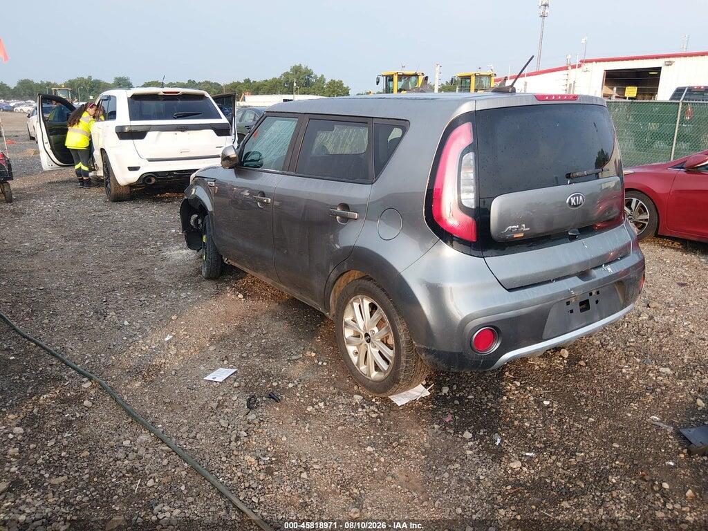KNDJP3A53J7611807 2018 KIA SOUL photo no. 3