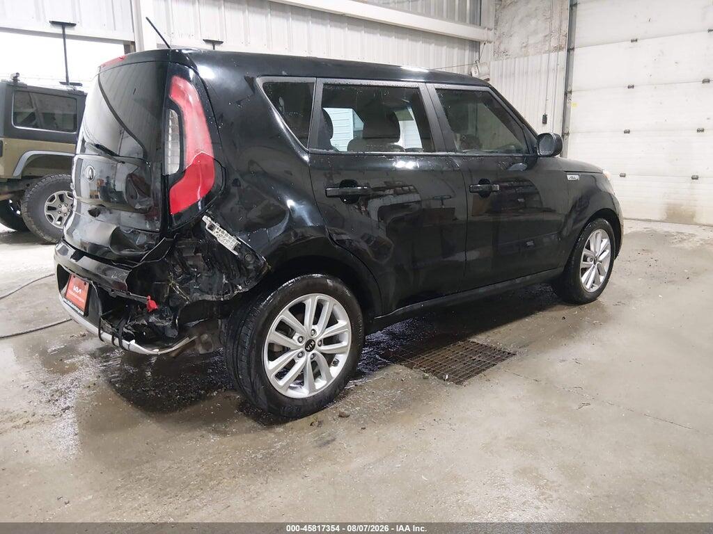 KNDJP3A55J7899037 2018 KIA SOUL photo no. 4