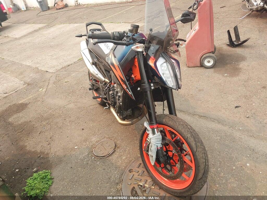 2022 KTM 890 VBKTU9402NM840117
