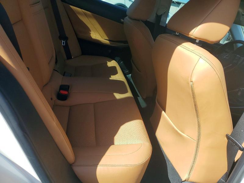 2017 LEXUS IS 200T — Фото 10 из 12