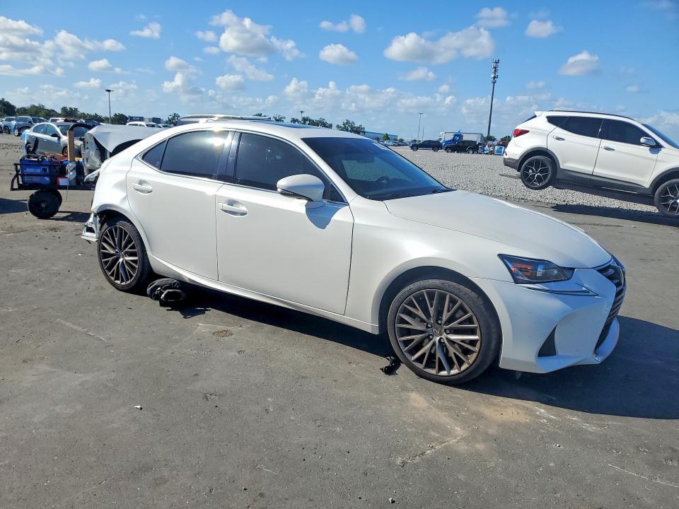 2017 LEXUS IS 200T — Фото 4 из 12
