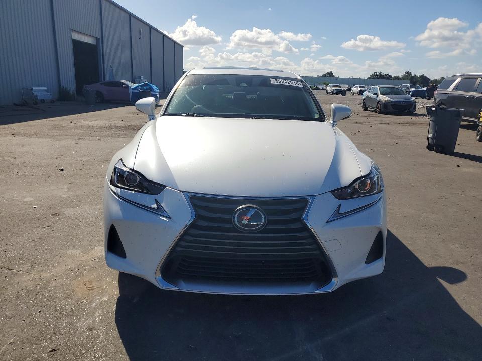 2017 LEXUS IS 200T — Фото 5 из 12