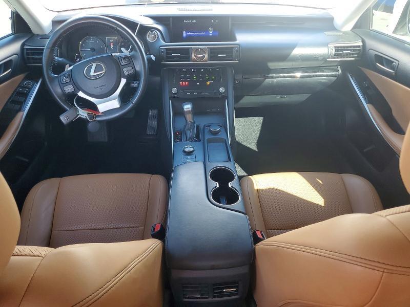 2017 LEXUS IS 200T — Фото 8 из 12