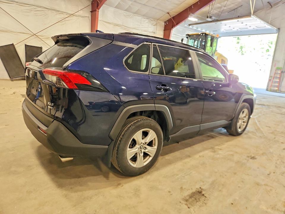 2019 TOYOTA RAV4 XLE — Фото 3 из 13