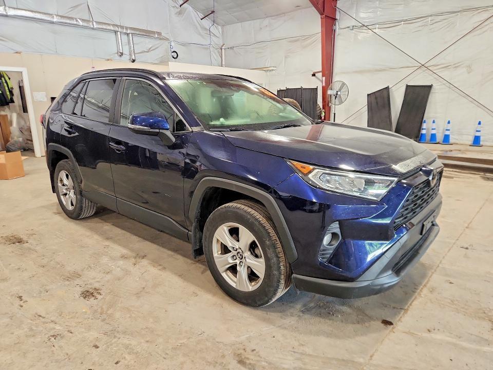 2019 TOYOTA RAV4 XLE — Фото 4 из 13