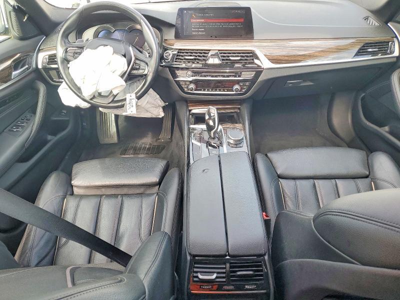 2019 BMW 530 XI — Фото 8 из 12