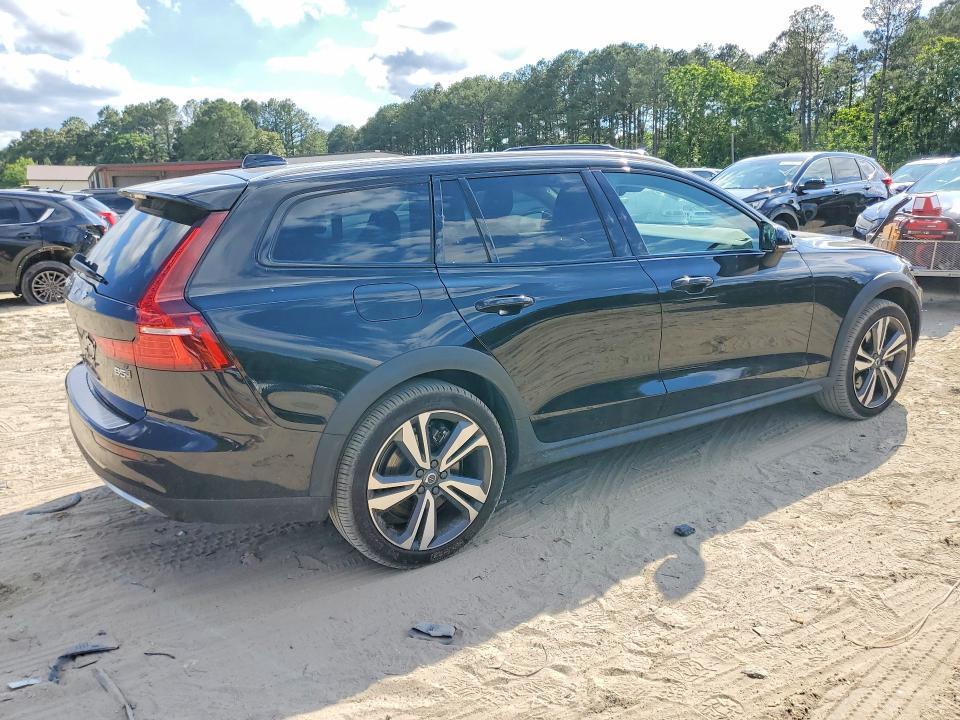 2025 VOLVO V60 CROSS COUNTRY PLUS — Фото 3 из 12